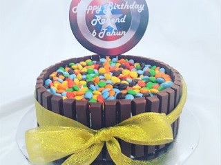 Kitkat Cake Round